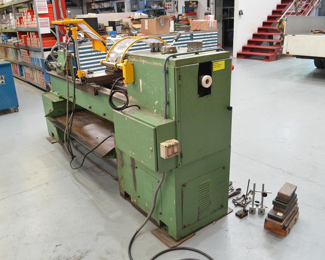 Usado Torno Pinacho L1-225  1650mm e.p. verde