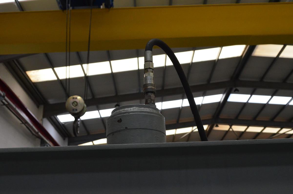 Usado Prensa casera 60tn luz 1560mm