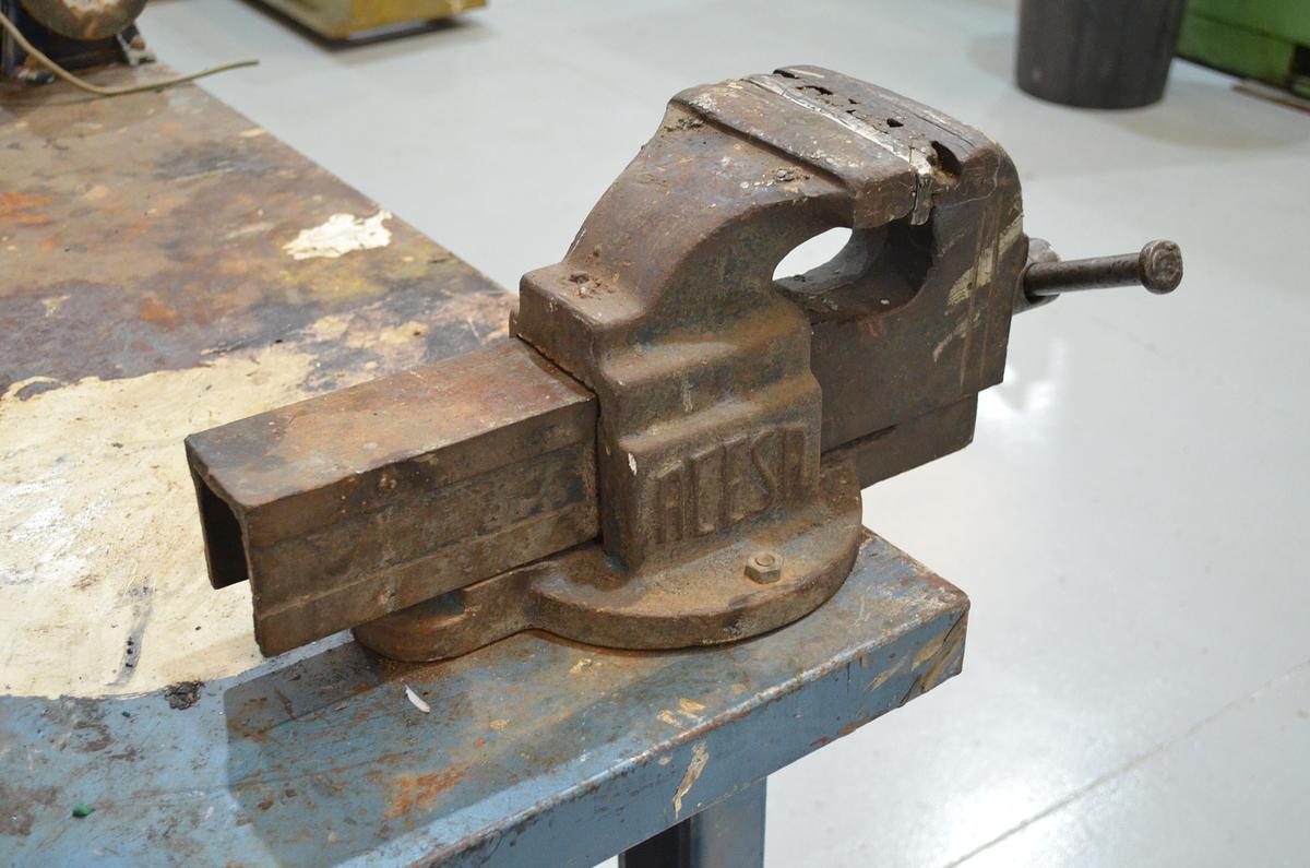 Usado Banco trabajo Heco 1500mm con tornillo ACESA y esmeriladora