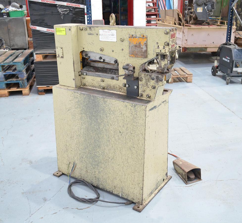 Usado Punzonadora hidráulica GEKA Microcrop 36 - 1318