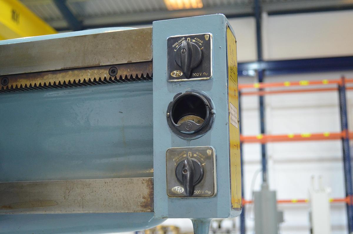 Usado Taladro radial TAGO M-900 broca 40mm