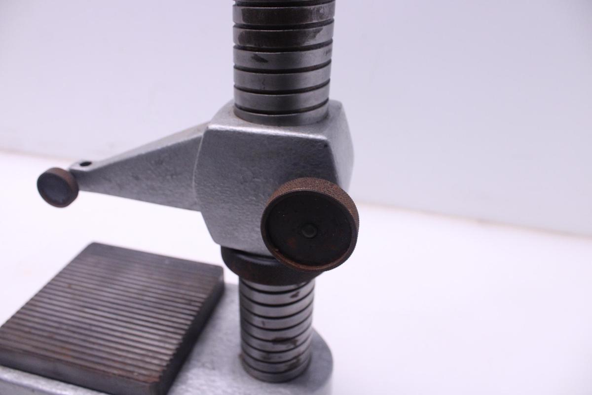 Usado Medidor de Altura con mesa metalica MAHR