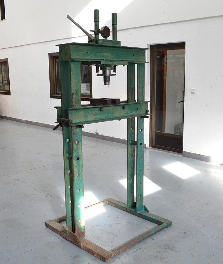 Usado Prensa manual Hermed 30tn