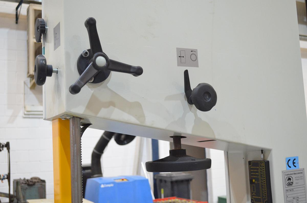 Usado Sierra cinta vertical ACM BS 640