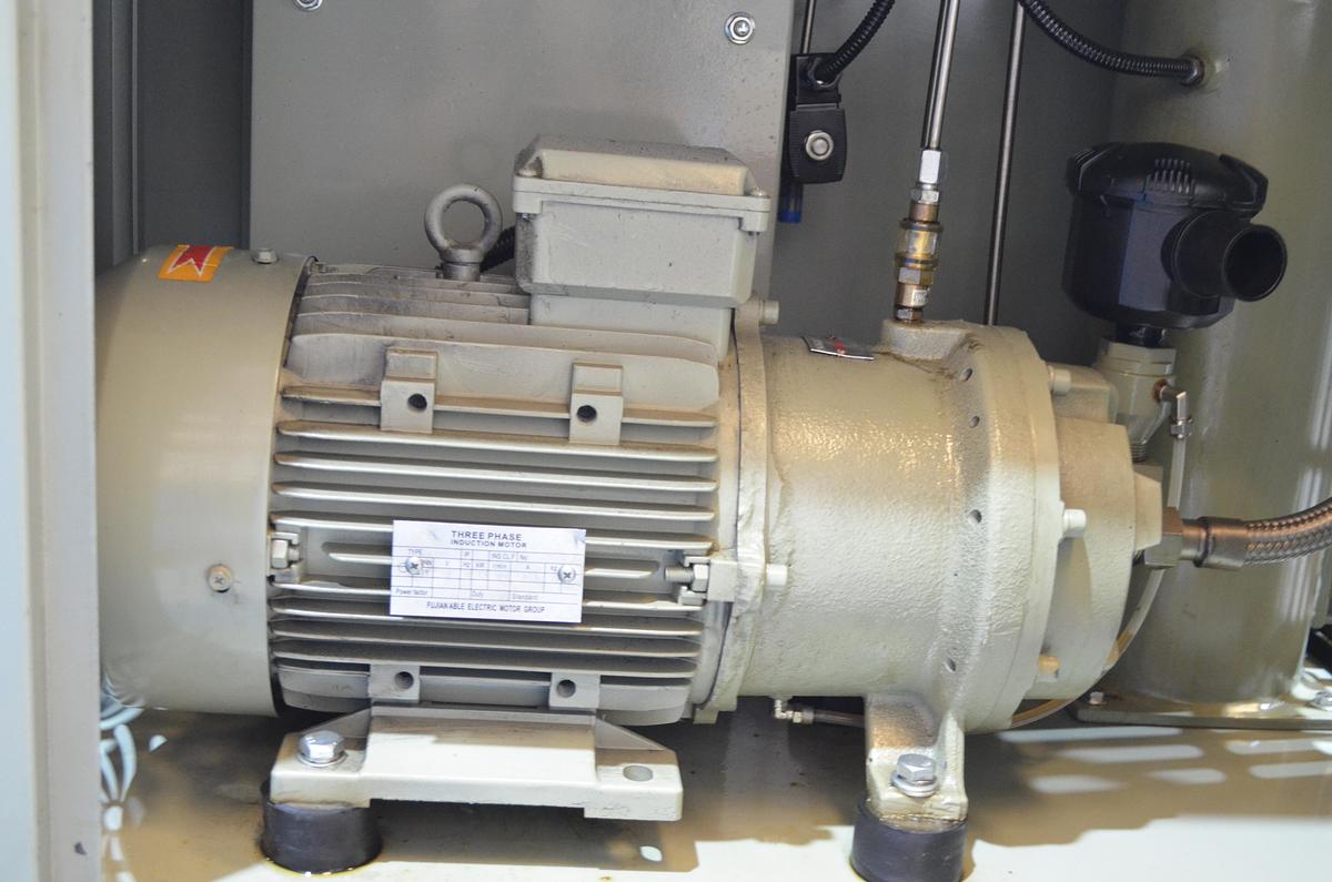 Usado Compresor de tornillo Silent Kroll 6hp con secador y calderín