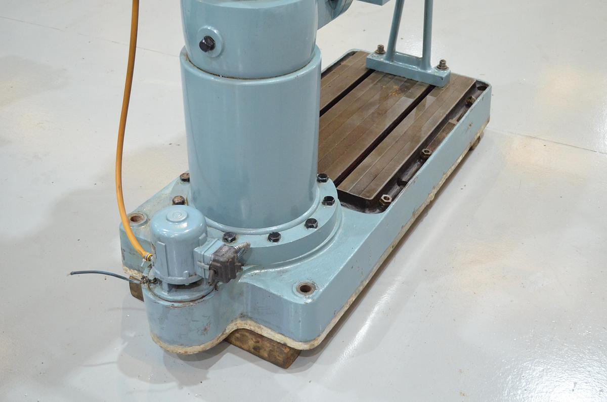 Usado Taladro radial TAGO M-900 broca 40mm