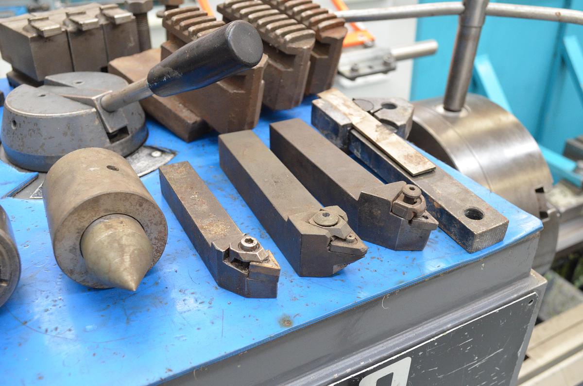 Usado Torno Pinacho L1-225 de 1650mm e.p. Azul