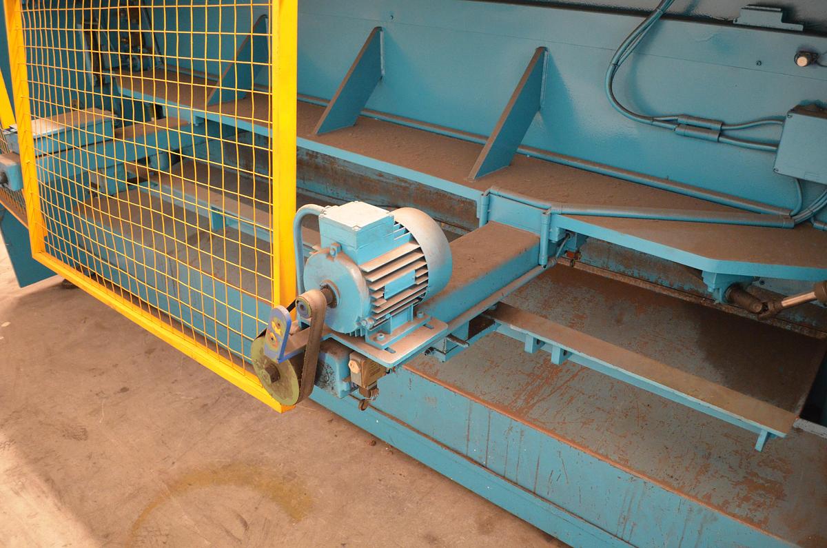 Usado Cizalla Haco corte vertical TS-3006