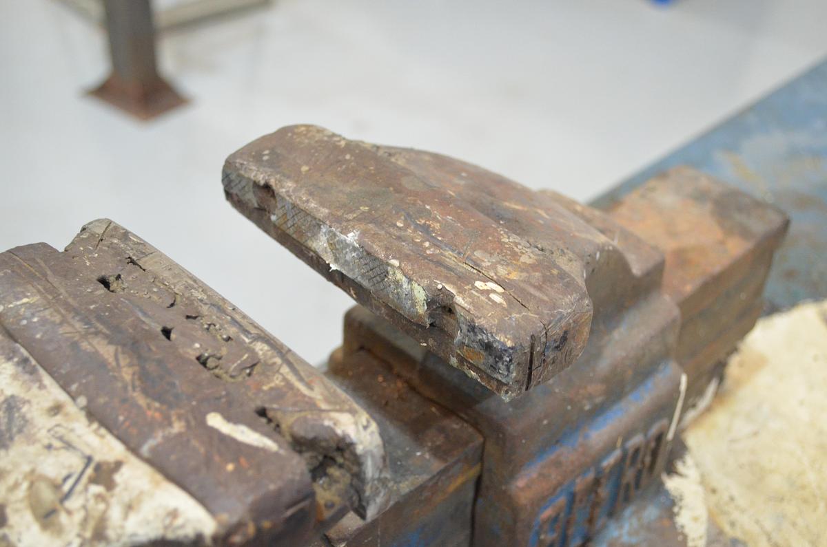 Usado Banco trabajo Heco 1500mm con tornillo ACESA y esmeriladora