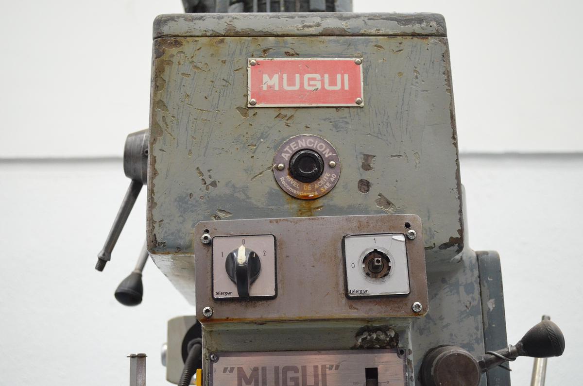 Usado Taladro columna engranajes MUGUI M-40-A
