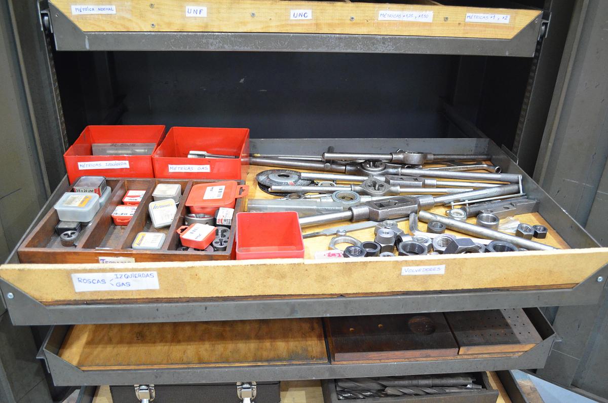 Usado Armario metálico con bandejas y accesorios 1000x500x1000(h)mm