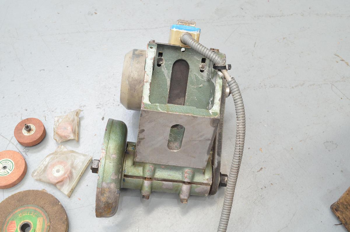 Usado Rectificadora muela sobre torno INTZA