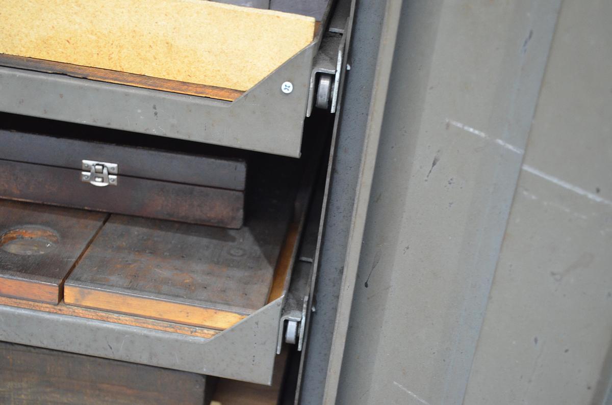 Usado Armario metálico con bandejas y accesorios 1000x500x1000(h)mm