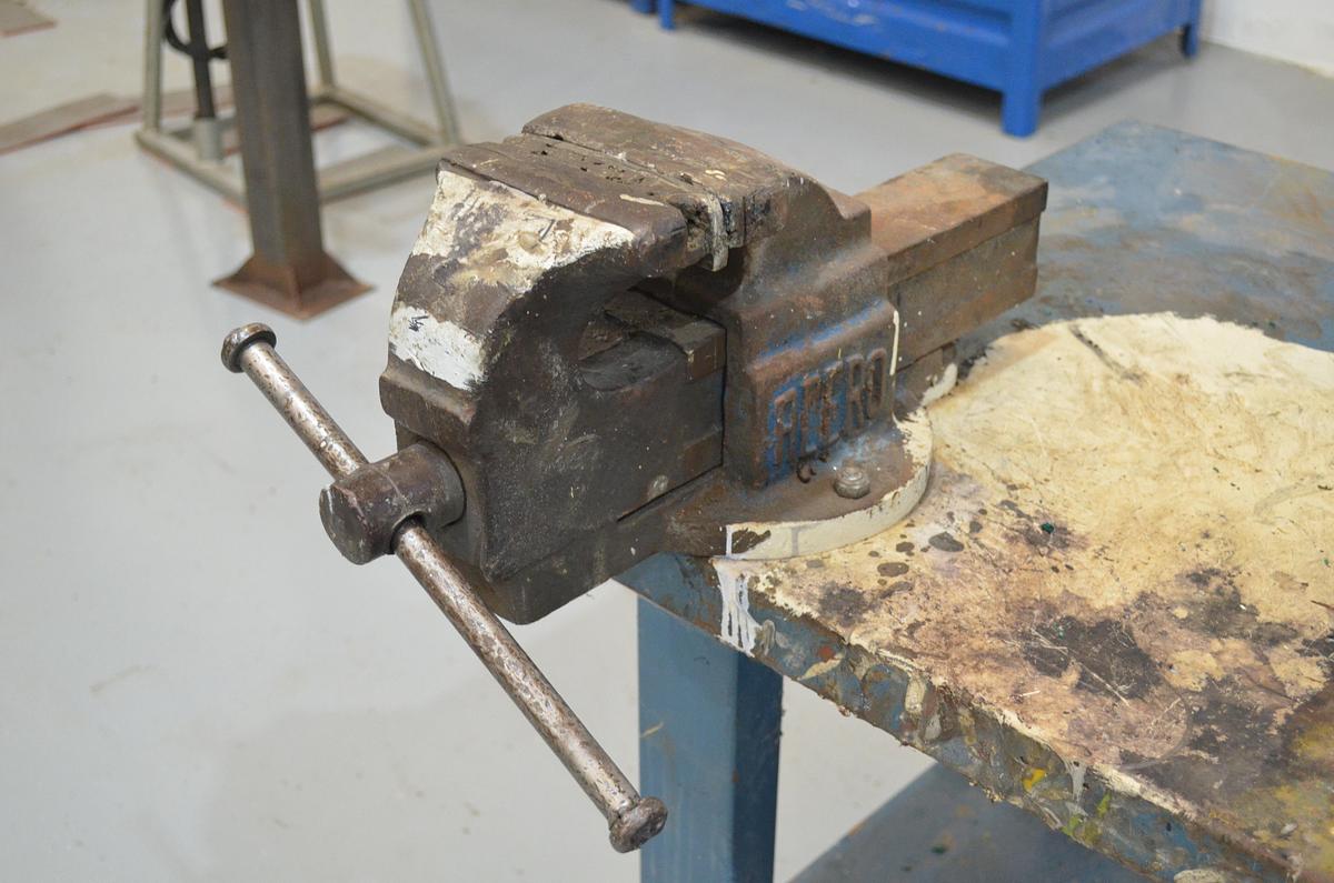 Usado Banco trabajo Heco 1500mm con tornillo ACESA y esmeriladora