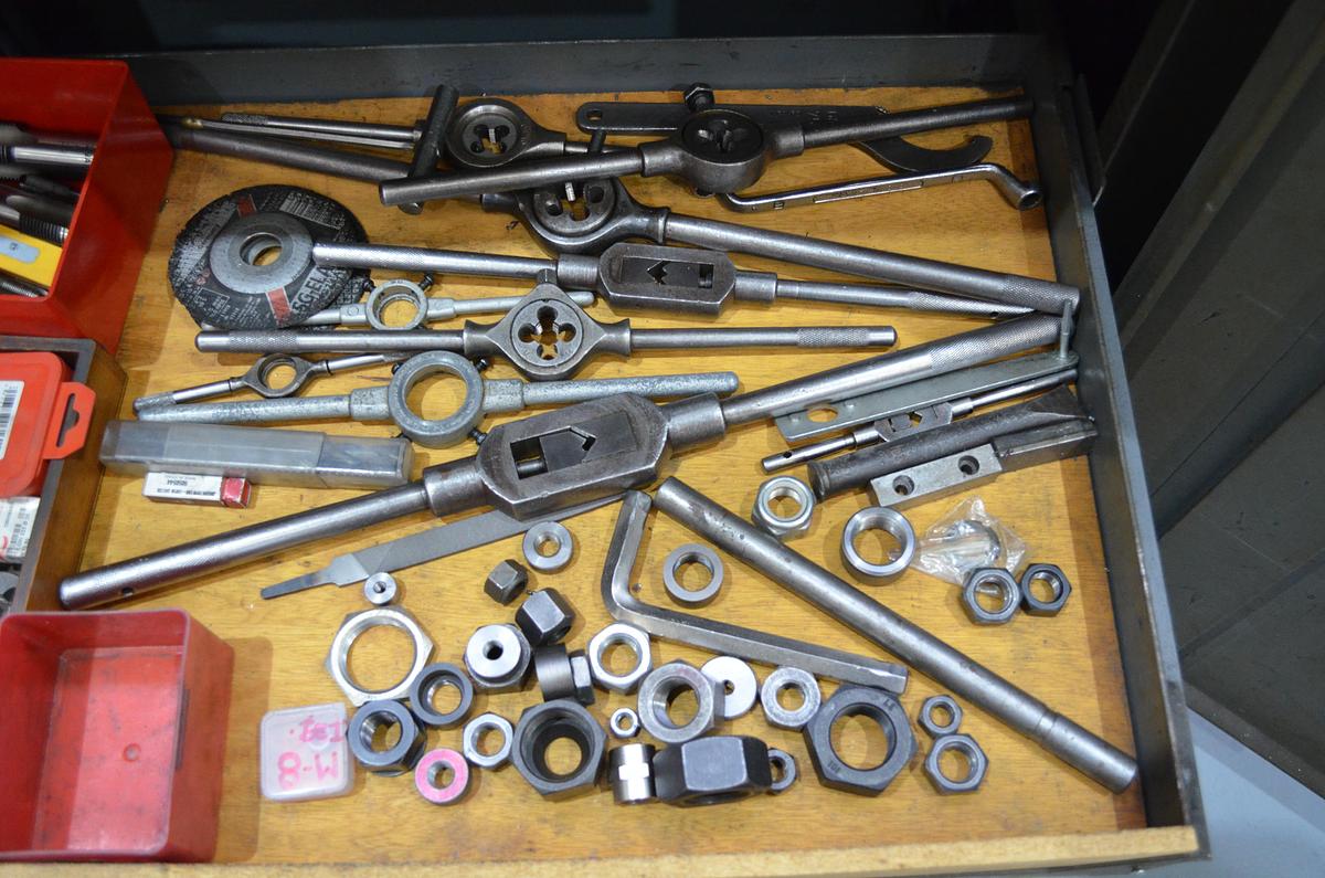 Usado Armario metálico con bandejas y accesorios 1000x500x1000(h)mm