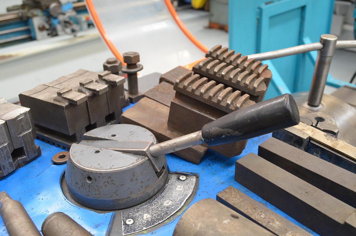 Usado Torno Pinacho L1-225 de 1650mm e.p. Azul