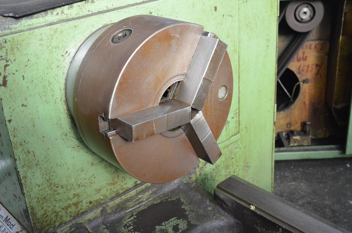 Usado Torno cumbre 60 1500mm e.p