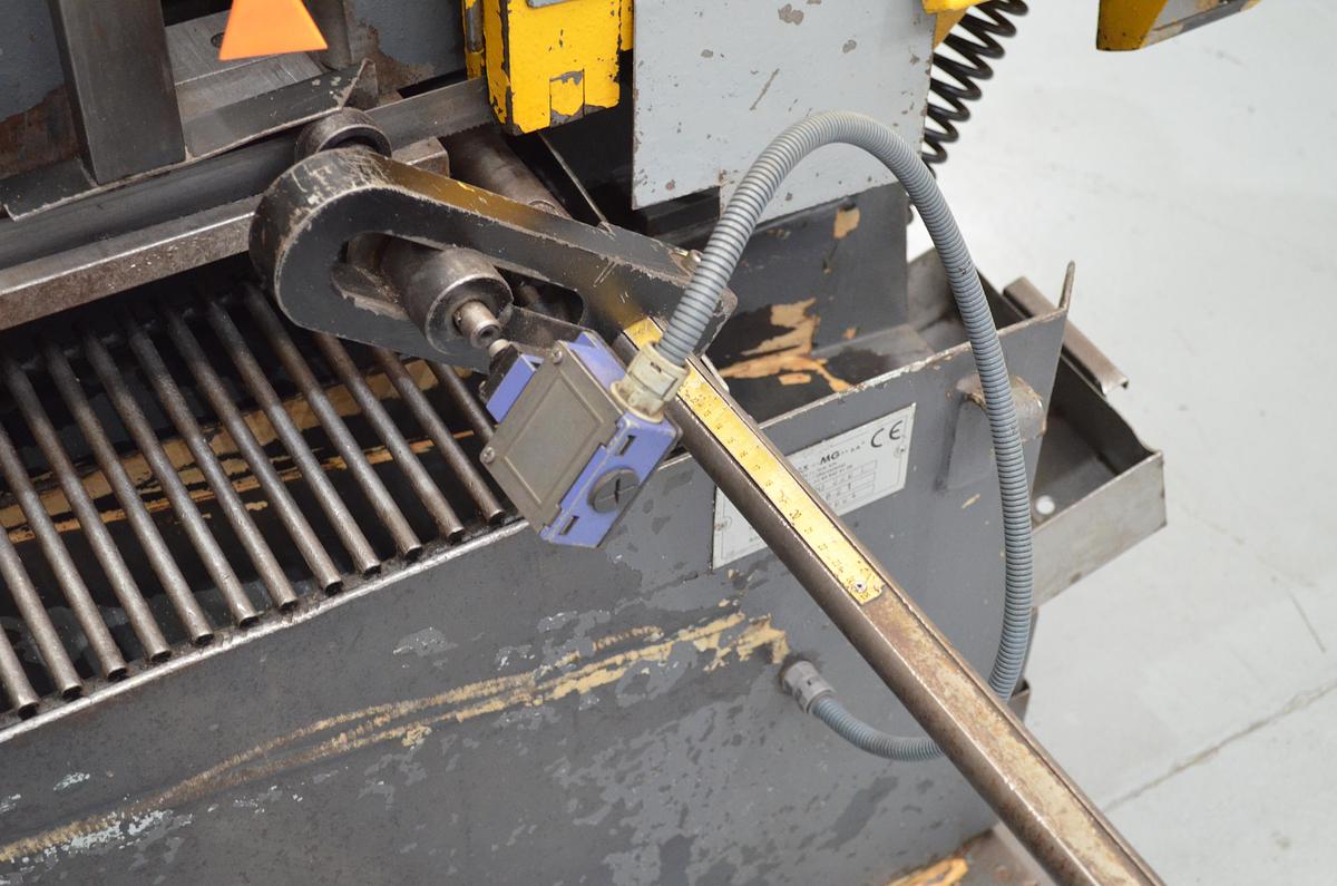 Usado Sierra cinta usada semi-automática MG BMSO 320L