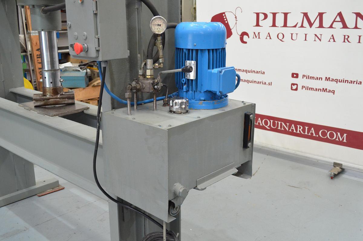 Usado Prensa casera 60tn luz 1560mm