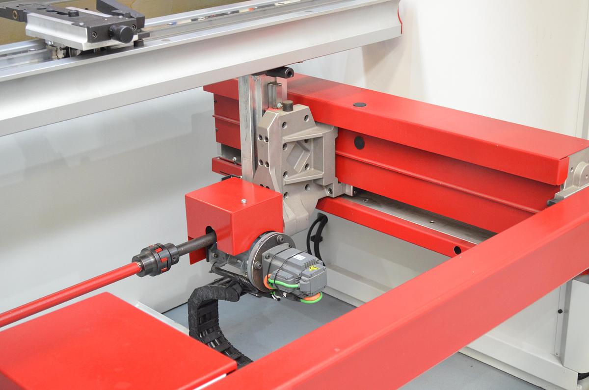 Plegadora Hidráulica MVD SERIE B - 3.100x135Tn