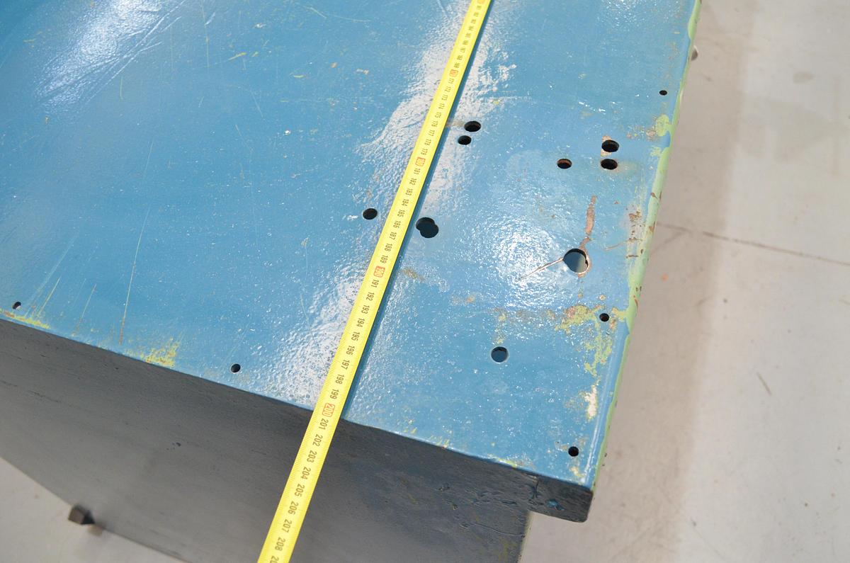 Usado Banco trabajo azul 2000mm con tornillo Forjado