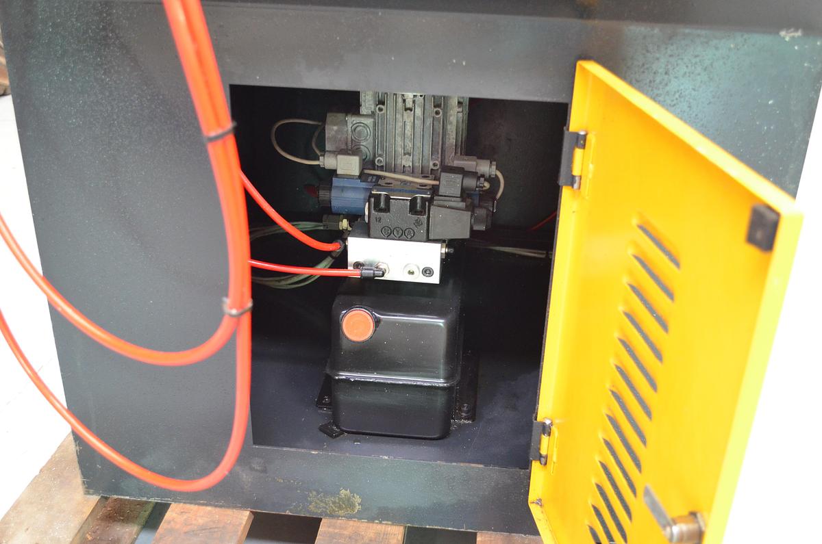 Usado Sierra cinta semi-automatica MG K 300 SA - 2006