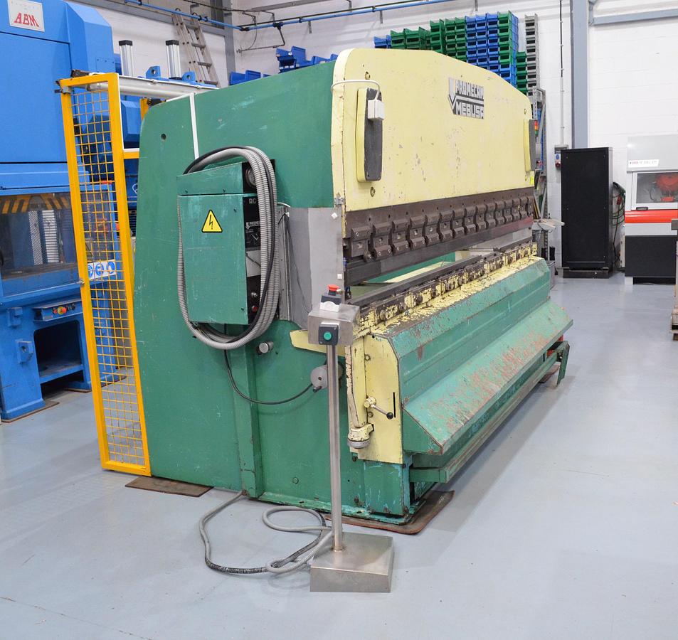 Usado Plegadora hidráulica MEBUSA RG.103