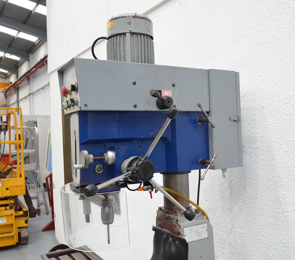 Usado Taladro sobremesa correas MG BMT 465 BT