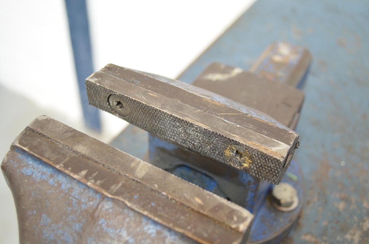 Usado Banco trabajo Heco 1500mm con tornillo Palmera 125