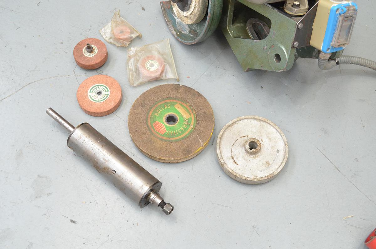 Usado Rectificadora muela sobre torno INTZA