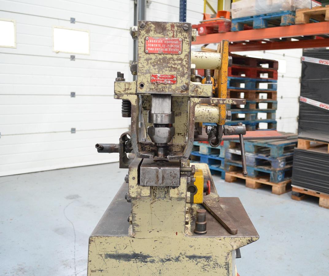 Usado Punzonadora hidráulica GEKA Microcrop 36 - 1318