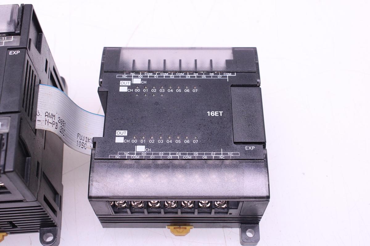 Usado Controlador OMRON CP1L-M40DT-D + Modulo de Salida