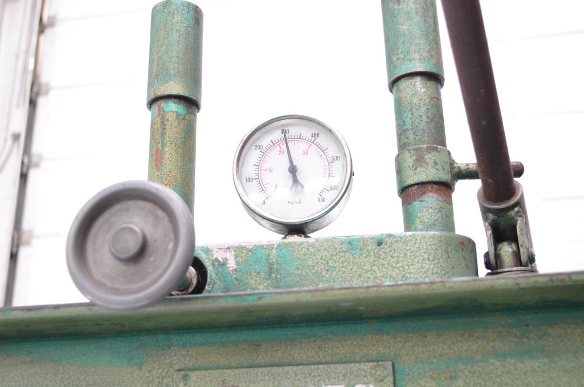 Usado Prensa manual Hermed 30tn