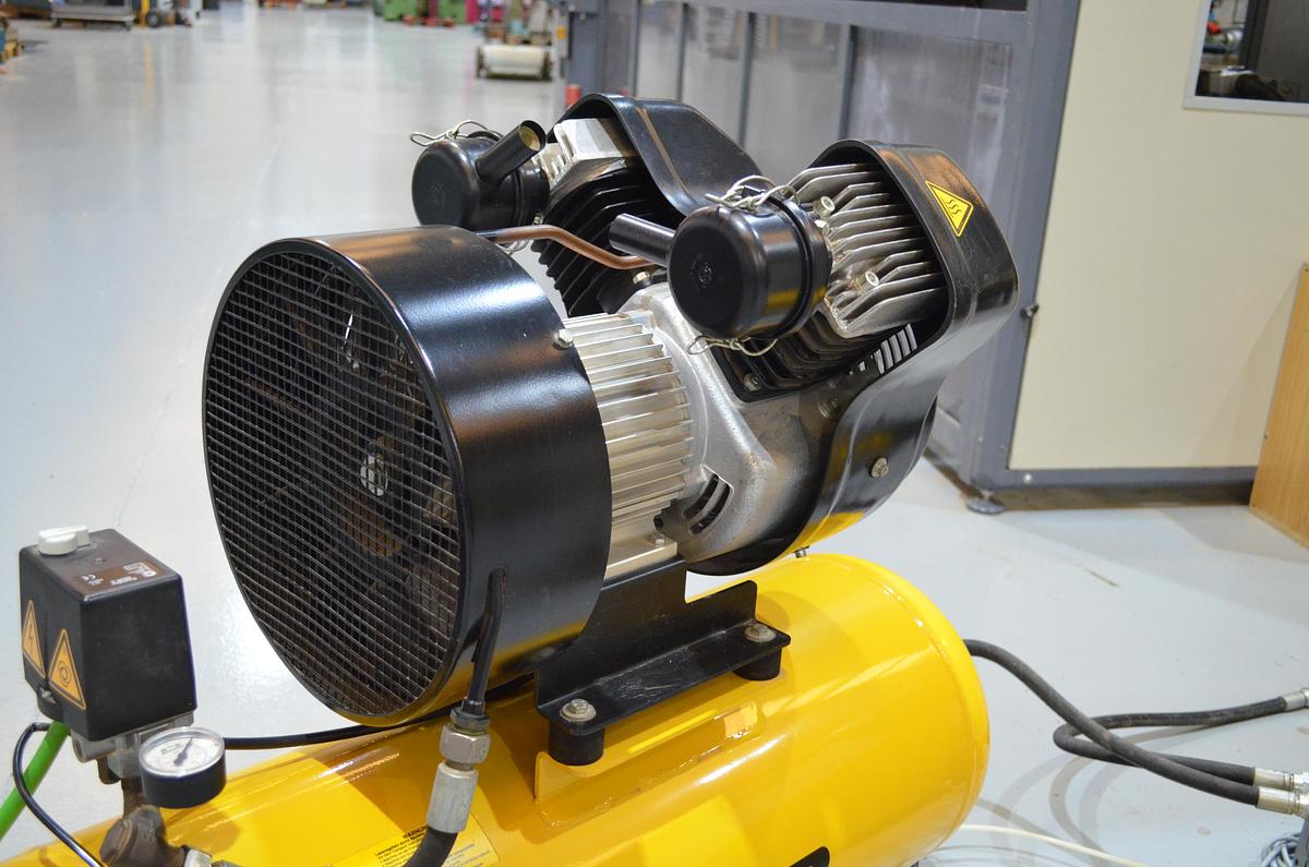 Usado Compresor doble pistón KAESER KCT 401-100 con secador