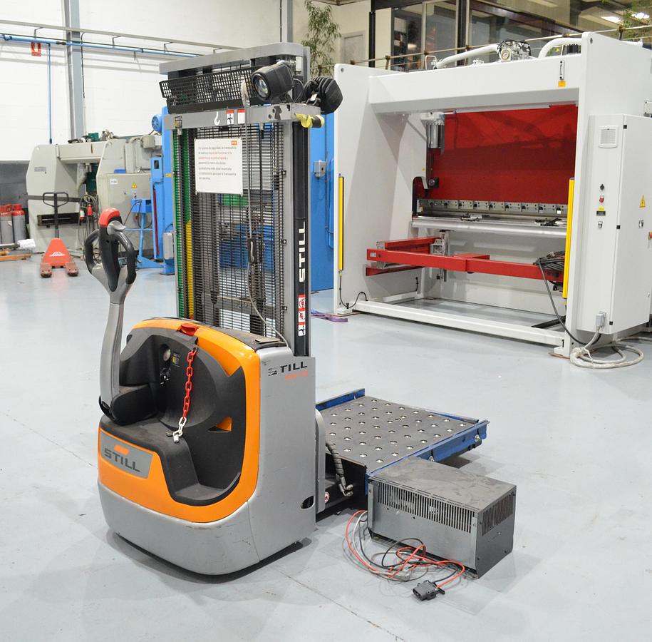 Usado Apilador Still EXV 12 con accesorio para matrices Comtec