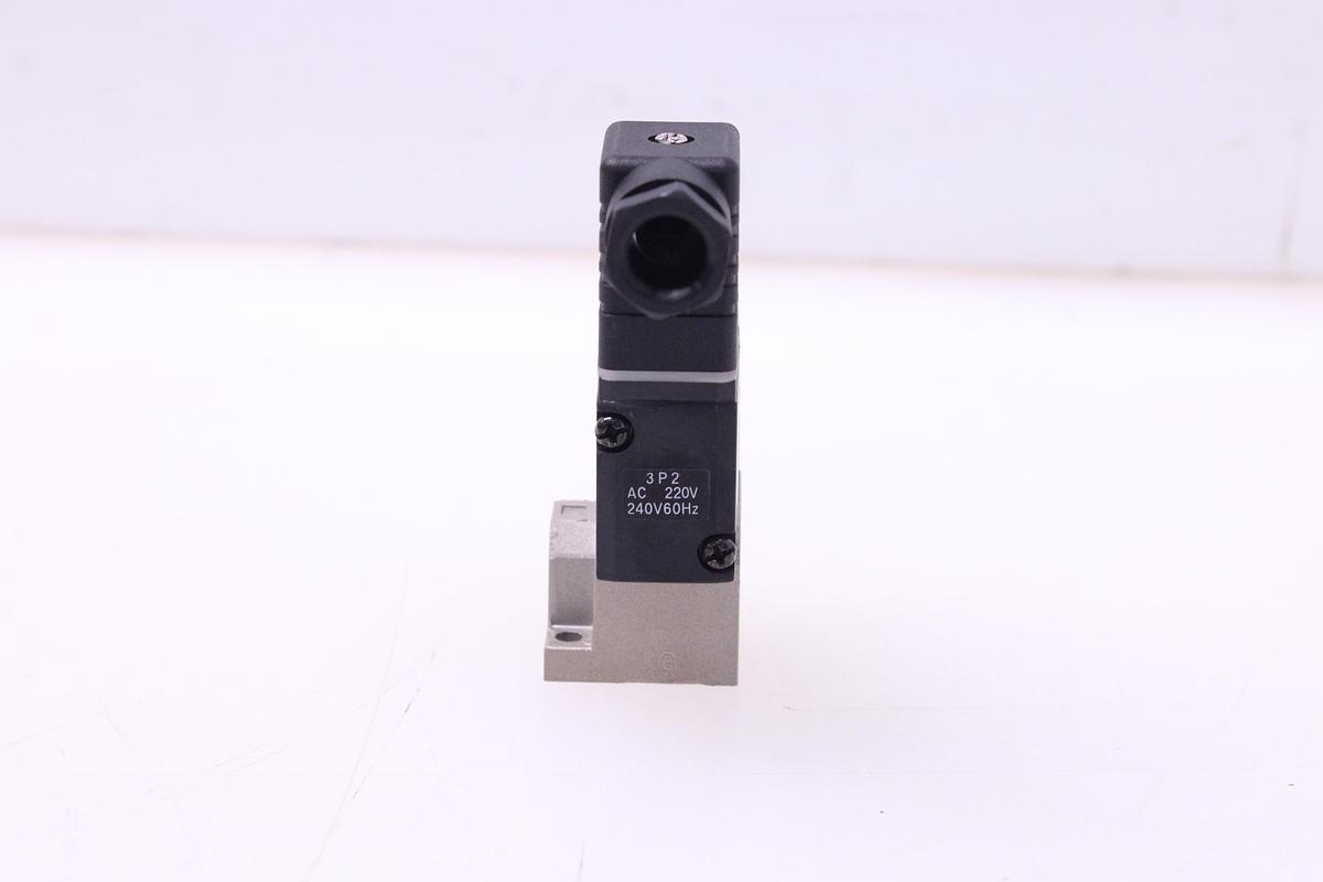 Usado Electroválvula CKD 3PB210-08G-B-AC220V