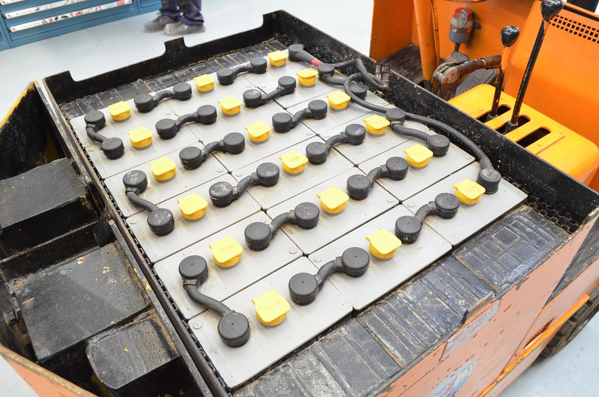 Usado Carretilla electrica FENWICK 1200kg JEP-105