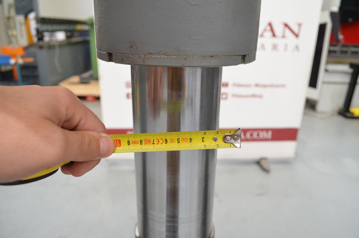 Usado Prensa casera 60tn luz 1560mm