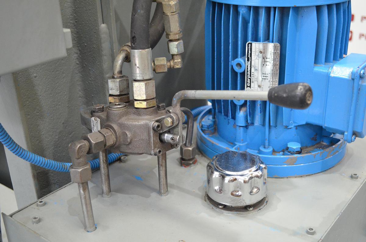 Usado Prensa casera 60tn luz 1560mm