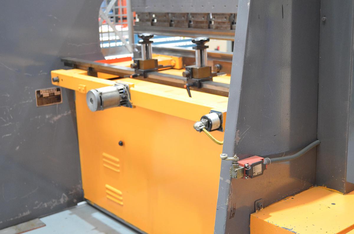 Usado Plegadora Mebusa 90-25 de 2500x90tn