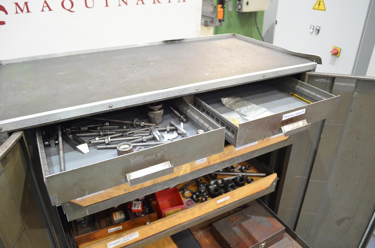 Usado Armario metálico con bandejas y accesorios 1000x500x1000(h)mm