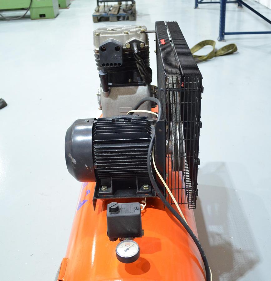 Usado Compresor pistón JOSVAL 5.5Hp 300L