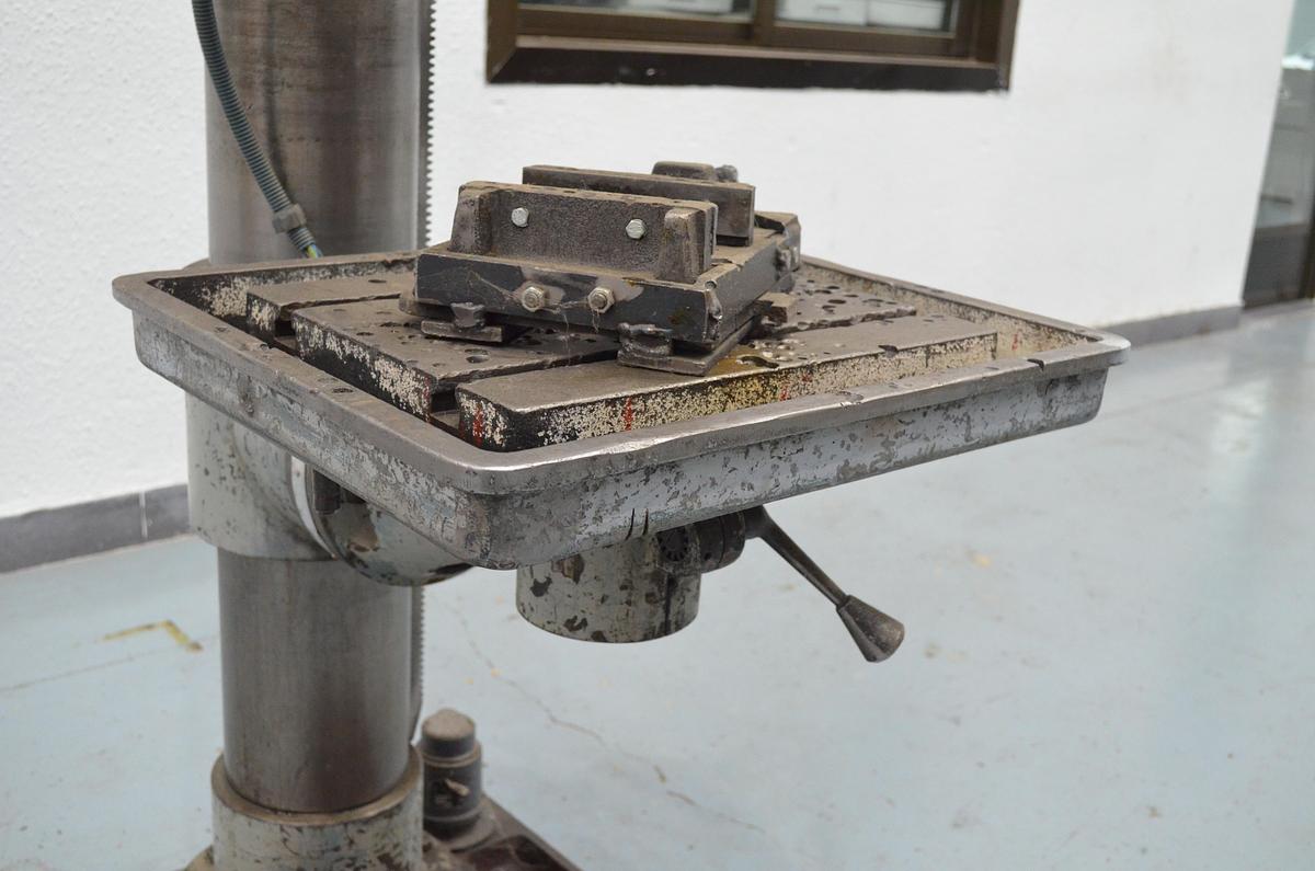 Usado Taladro columna engranajes MUGUI M-40-A