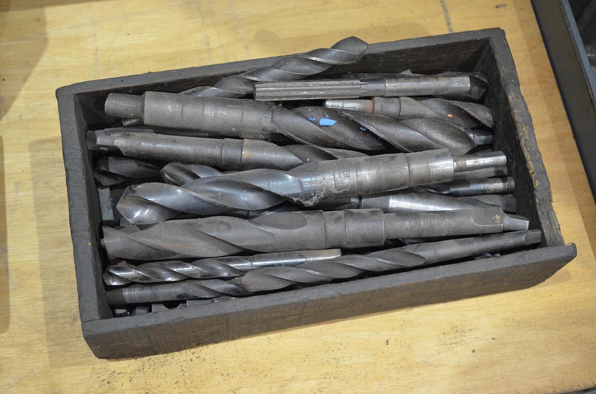 Usado Armario metálico con bandejas y accesorios 1000x500x1000(h)mm