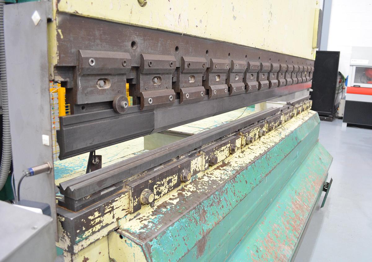 Usado Plegadora hidráulica MEBUSA RG.103