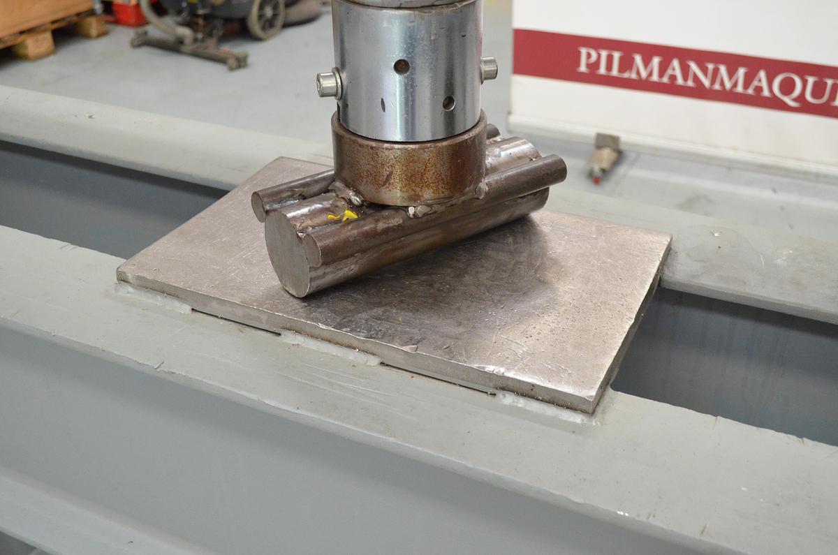 Usado Prensa casera 60tn luz 1560mm