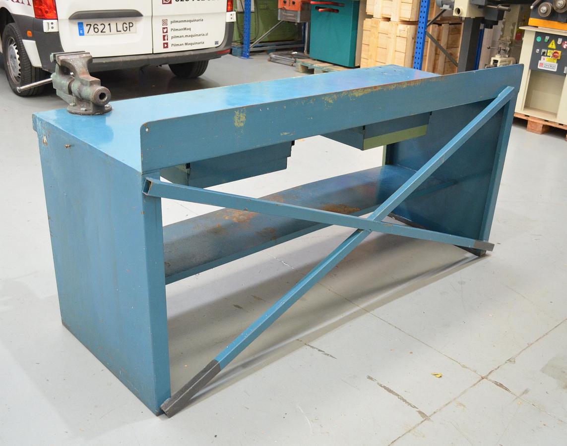 Usado Banco trabajo azul 2000mm con tornillo Forjado