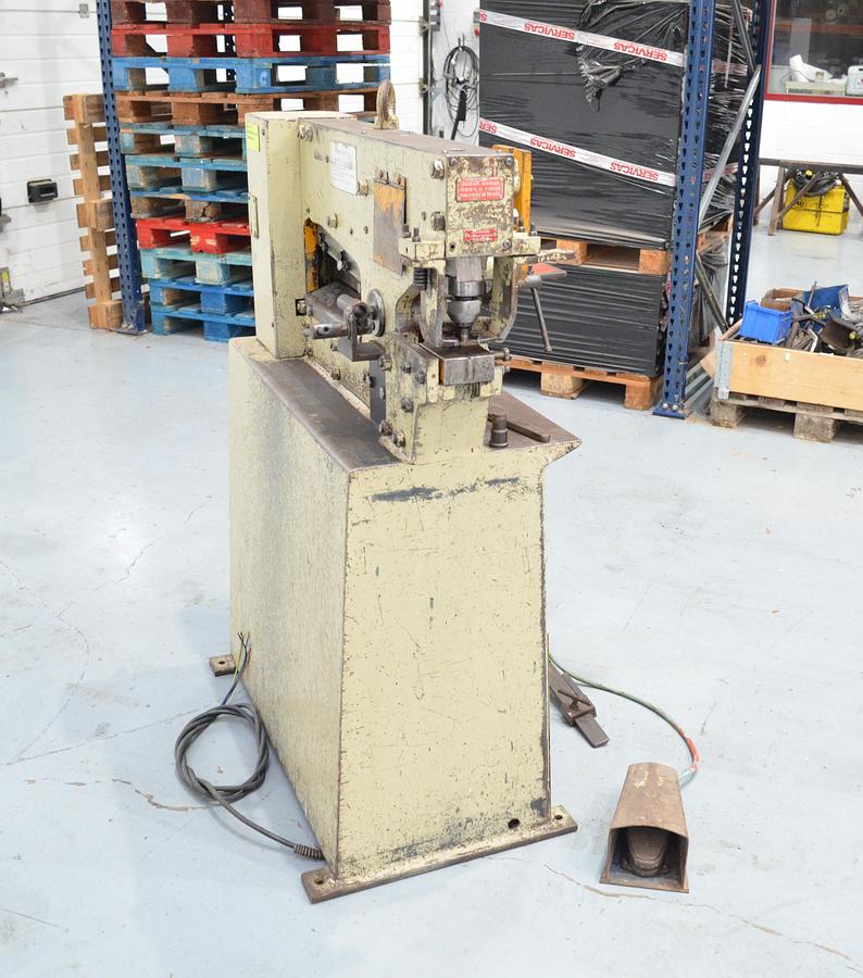 Usado Punzonadora hidráulica GEKA Microcrop 36 - 1318