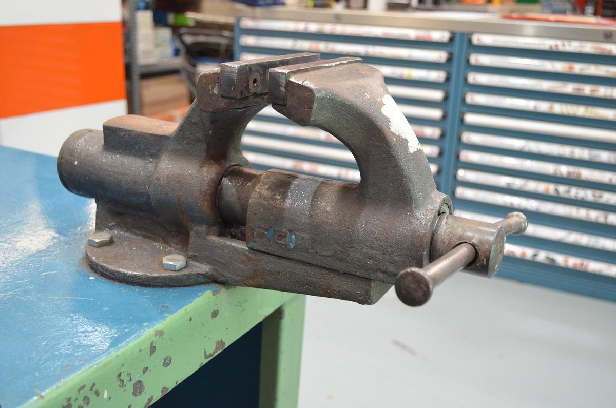 Usado Banco trabajo azul 2000mm con tornillo Forjado