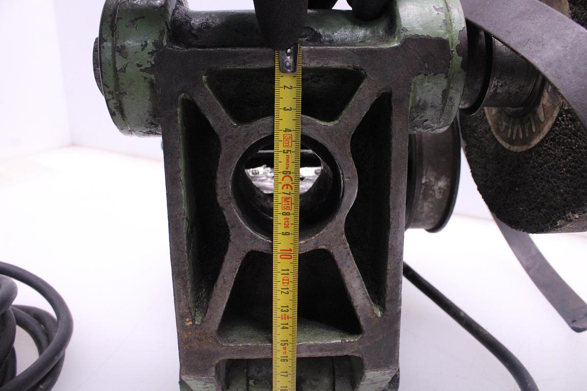 Usado Rectificadora Muela sobre Torno verde